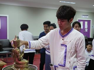 หน่วยกิจการนิสิตและทำนุบำรุงศิลปวัฒนธรรม,ร่วมกับสโมสรนิสิตคณะรัฐศาสตร์และสังคมศาสตร์,มหาวิทยาลัยพะเยา,ดำเนินโครงการสระเกล้าดำหัว,ป๋าเวณีปี๋ใหม่เมือง,ประจำปีการศึกษา,2561