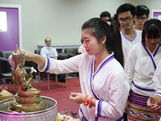 หน่วยกิจการนิสิตและทำนุบำรุงศิลปวัฒนธรรม,ร่วมกับสโมสรนิสิตคณะรัฐศาสตร์และสังคมศาสตร์,มหาวิทยาลัยพะเยา,ดำเนินโครงการสระเกล้าดำหัว,ป๋าเวณีปี๋ใหม่เมือง,ประจำปีการศึกษา,2561