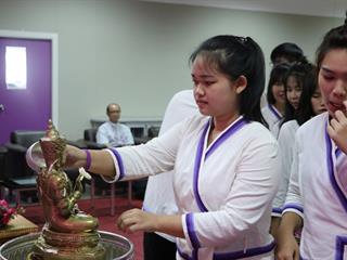 หน่วยกิจการนิสิตและทำนุบำรุงศิลปวัฒนธรรม,ร่วมกับสโมสรนิสิตคณะรัฐศาสตร์และสังคมศาสตร์,มหาวิทยาลัยพะเยา,ดำเนินโครงการสระเกล้าดำหัว,ป๋าเวณีปี๋ใหม่เมือง,ประจำปีการศึกษา,2561
