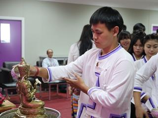 หน่วยกิจการนิสิตและทำนุบำรุงศิลปวัฒนธรรม,ร่วมกับสโมสรนิสิตคณะรัฐศาสตร์และสังคมศาสตร์,มหาวิทยาลัยพะเยา,ดำเนินโครงการสระเกล้าดำหัว,ป๋าเวณีปี๋ใหม่เมือง,ประจำปีการศึกษา,2561