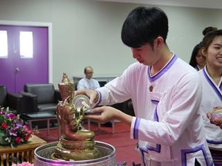 หน่วยกิจการนิสิตและทำนุบำรุงศิลปวัฒนธรรม,ร่วมกับสโมสรนิสิตคณะรัฐศาสตร์และสังคมศาสตร์,มหาวิทยาลัยพะเยา,ดำเนินโครงการสระเกล้าดำหัว,ป๋าเวณีปี๋ใหม่เมือง,ประจำปีการศึกษา,2561