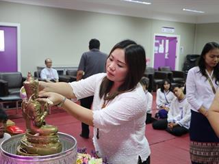 หน่วยกิจการนิสิตและทำนุบำรุงศิลปวัฒนธรรม,ร่วมกับสโมสรนิสิตคณะรัฐศาสตร์และสังคมศาสตร์,มหาวิทยาลัยพะเยา,ดำเนินโครงการสระเกล้าดำหัว,ป๋าเวณีปี๋ใหม่เมือง,ประจำปีการศึกษา,2561