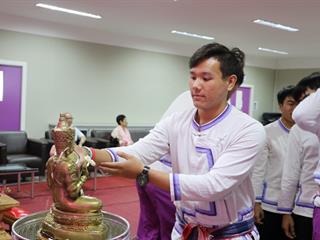 หน่วยกิจการนิสิตและทำนุบำรุงศิลปวัฒนธรรม,ร่วมกับสโมสรนิสิตคณะรัฐศาสตร์และสังคมศาสตร์,มหาวิทยาลัยพะเยา,ดำเนินโครงการสระเกล้าดำหัว,ป๋าเวณีปี๋ใหม่เมือง,ประจำปีการศึกษา,2561
