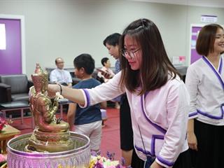 หน่วยกิจการนิสิตและทำนุบำรุงศิลปวัฒนธรรม,ร่วมกับสโมสรนิสิตคณะรัฐศาสตร์และสังคมศาสตร์,มหาวิทยาลัยพะเยา,ดำเนินโครงการสระเกล้าดำหัว,ป๋าเวณีปี๋ใหม่เมือง,ประจำปีการศึกษา,2561