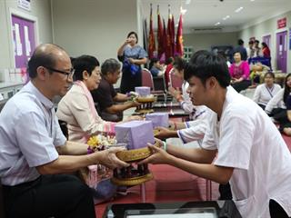 หน่วยกิจการนิสิตและทำนุบำรุงศิลปวัฒนธรรม,ร่วมกับสโมสรนิสิตคณะรัฐศาสตร์และสังคมศาสตร์,มหาวิทยาลัยพะเยา,ดำเนินโครงการสระเกล้าดำหัว,ป๋าเวณีปี๋ใหม่เมือง,ประจำปีการศึกษา,2561
