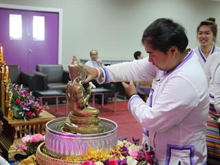 หน่วยกิจการนิสิตและทำนุบำรุงศิลปวัฒนธรรม,ร่วมกับสโมสรนิสิตคณะรัฐศาสตร์และสังคมศาสตร์,มหาวิทยาลัยพะเยา,ดำเนินโครงการสระเกล้าดำหัว,ป๋าเวณีปี๋ใหม่เมือง,ประจำปีการศึกษา,2561