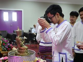 หน่วยกิจการนิสิตและทำนุบำรุงศิลปวัฒนธรรม,ร่วมกับสโมสรนิสิตคณะรัฐศาสตร์และสังคมศาสตร์,มหาวิทยาลัยพะเยา,ดำเนินโครงการสระเกล้าดำหัว,ป๋าเวณีปี๋ใหม่เมือง,ประจำปีการศึกษา,2561