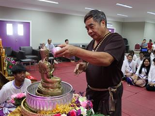 หน่วยกิจการนิสิตและทำนุบำรุงศิลปวัฒนธรรม,ร่วมกับสโมสรนิสิตคณะรัฐศาสตร์และสังคมศาสตร์,มหาวิทยาลัยพะเยา,ดำเนินโครงการสระเกล้าดำหัว,ป๋าเวณีปี๋ใหม่เมือง,ประจำปีการศึกษา,2561