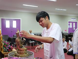 หน่วยกิจการนิสิตและทำนุบำรุงศิลปวัฒนธรรม,ร่วมกับสโมสรนิสิตคณะรัฐศาสตร์และสังคมศาสตร์,มหาวิทยาลัยพะเยา,ดำเนินโครงการสระเกล้าดำหัว,ป๋าเวณีปี๋ใหม่เมือง,ประจำปีการศึกษา,2561