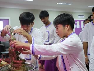 หน่วยกิจการนิสิตและทำนุบำรุงศิลปวัฒนธรรม,ร่วมกับสโมสรนิสิตคณะรัฐศาสตร์และสังคมศาสตร์,มหาวิทยาลัยพะเยา,ดำเนินโครงการสระเกล้าดำหัว,ป๋าเวณีปี๋ใหม่เมือง,ประจำปีการศึกษา,2561