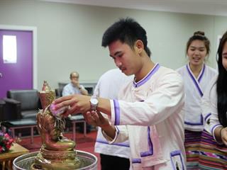 หน่วยกิจการนิสิตและทำนุบำรุงศิลปวัฒนธรรม,ร่วมกับสโมสรนิสิตคณะรัฐศาสตร์และสังคมศาสตร์,มหาวิทยาลัยพะเยา,ดำเนินโครงการสระเกล้าดำหัว,ป๋าเวณีปี๋ใหม่เมือง,ประจำปีการศึกษา,2561
