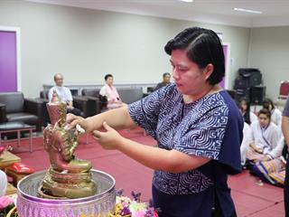 หน่วยกิจการนิสิตและทำนุบำรุงศิลปวัฒนธรรม,ร่วมกับสโมสรนิสิตคณะรัฐศาสตร์และสังคมศาสตร์,มหาวิทยาลัยพะเยา,ดำเนินโครงการสระเกล้าดำหัว,ป๋าเวณีปี๋ใหม่เมือง,ประจำปีการศึกษา,2561