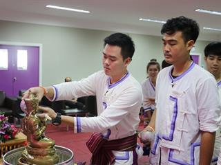 หน่วยกิจการนิสิตและทำนุบำรุงศิลปวัฒนธรรม,ร่วมกับสโมสรนิสิตคณะรัฐศาสตร์และสังคมศาสตร์,มหาวิทยาลัยพะเยา,ดำเนินโครงการสระเกล้าดำหัว,ป๋าเวณีปี๋ใหม่เมือง,ประจำปีการศึกษา,2561