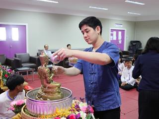หน่วยกิจการนิสิตและทำนุบำรุงศิลปวัฒนธรรม,ร่วมกับสโมสรนิสิตคณะรัฐศาสตร์และสังคมศาสตร์,มหาวิทยาลัยพะเยา,ดำเนินโครงการสระเกล้าดำหัว,ป๋าเวณีปี๋ใหม่เมือง,ประจำปีการศึกษา,2561