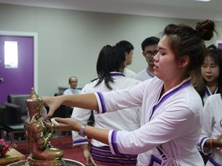 หน่วยกิจการนิสิตและทำนุบำรุงศิลปวัฒนธรรม,ร่วมกับสโมสรนิสิตคณะรัฐศาสตร์และสังคมศาสตร์,มหาวิทยาลัยพะเยา,ดำเนินโครงการสระเกล้าดำหัว,ป๋าเวณีปี๋ใหม่เมือง,ประจำปีการศึกษา,2561