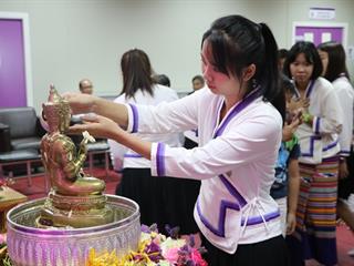 หน่วยกิจการนิสิตและทำนุบำรุงศิลปวัฒนธรรม,ร่วมกับสโมสรนิสิตคณะรัฐศาสตร์และสังคมศาสตร์,มหาวิทยาลัยพะเยา,ดำเนินโครงการสระเกล้าดำหัว,ป๋าเวณีปี๋ใหม่เมือง,ประจำปีการศึกษา,2561