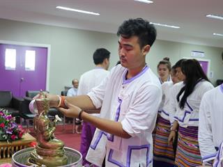 หน่วยกิจการนิสิตและทำนุบำรุงศิลปวัฒนธรรม,ร่วมกับสโมสรนิสิตคณะรัฐศาสตร์และสังคมศาสตร์,มหาวิทยาลัยพะเยา,ดำเนินโครงการสระเกล้าดำหัว,ป๋าเวณีปี๋ใหม่เมือง,ประจำปีการศึกษา,2561