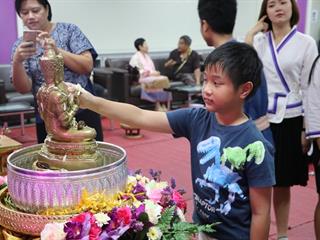 หน่วยกิจการนิสิตและทำนุบำรุงศิลปวัฒนธรรม,ร่วมกับสโมสรนิสิตคณะรัฐศาสตร์และสังคมศาสตร์,มหาวิทยาลัยพะเยา,ดำเนินโครงการสระเกล้าดำหัว,ป๋าเวณีปี๋ใหม่เมือง,ประจำปีการศึกษา,2561
