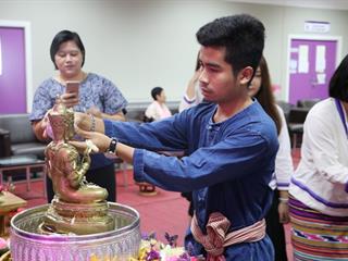 หน่วยกิจการนิสิตและทำนุบำรุงศิลปวัฒนธรรม,ร่วมกับสโมสรนิสิตคณะรัฐศาสตร์และสังคมศาสตร์,มหาวิทยาลัยพะเยา,ดำเนินโครงการสระเกล้าดำหัว,ป๋าเวณีปี๋ใหม่เมือง,ประจำปีการศึกษา,2561
