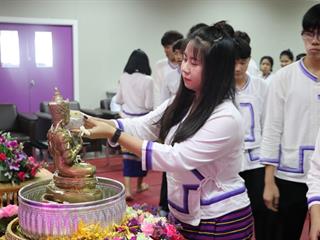 หน่วยกิจการนิสิตและทำนุบำรุงศิลปวัฒนธรรม,ร่วมกับสโมสรนิสิตคณะรัฐศาสตร์และสังคมศาสตร์,มหาวิทยาลัยพะเยา,ดำเนินโครงการสระเกล้าดำหัว,ป๋าเวณีปี๋ใหม่เมือง,ประจำปีการศึกษา,2561