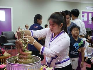 หน่วยกิจการนิสิตและทำนุบำรุงศิลปวัฒนธรรม,ร่วมกับสโมสรนิสิตคณะรัฐศาสตร์และสังคมศาสตร์,มหาวิทยาลัยพะเยา,ดำเนินโครงการสระเกล้าดำหัว,ป๋าเวณีปี๋ใหม่เมือง,ประจำปีการศึกษา,2561