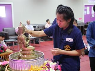 หน่วยกิจการนิสิตและทำนุบำรุงศิลปวัฒนธรรม,ร่วมกับสโมสรนิสิตคณะรัฐศาสตร์และสังคมศาสตร์,มหาวิทยาลัยพะเยา,ดำเนินโครงการสระเกล้าดำหัว,ป๋าเวณีปี๋ใหม่เมือง,ประจำปีการศึกษา,2561