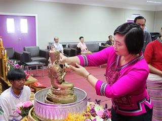 หน่วยกิจการนิสิตและทำนุบำรุงศิลปวัฒนธรรม,ร่วมกับสโมสรนิสิตคณะรัฐศาสตร์และสังคมศาสตร์,มหาวิทยาลัยพะเยา,ดำเนินโครงการสระเกล้าดำหัว,ป๋าเวณีปี๋ใหม่เมือง,ประจำปีการศึกษา,2561