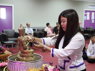 หน่วยกิจการนิสิตและทำนุบำรุงศิลปวัฒนธรรม,ร่วมกับสโมสรนิสิตคณะรัฐศาสตร์และสังคมศาสตร์,มหาวิทยาลัยพะเยา,ดำเนินโครงการสระเกล้าดำหัว,ป๋าเวณีปี๋ใหม่เมือง,ประจำปีการศึกษา,2561