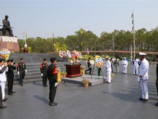 มหาวิทยาลัยพะเยา,นำโดย,ศาสตราจารย์พิเศษ,ดร.มณฑล,สงวนเสริมศรี,อธิการบดีมหาวิทยาลัยพะเยา,พร้อมด้วยคณะผู้บริหาร,คณาจารย์,เจ้าหน้าที่,,เข้าร่วมพิธีวางพวงมาลาถวายราชสักการะ,วันคล้ายวันสวรรคตสมเด็จพระนเรศวรมหาราช,ประจำปี,2561,
