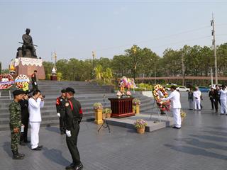 มหาวิทยาลัยพะเยา,นำโดย,ศาสตราจารย์พิเศษ,ดร.มณฑล,สงวนเสริมศรี,อธิการบดีมหาวิทยาลัยพะเยา,พร้อมด้วยคณะผู้บริหาร,คณาจารย์,เจ้าหน้าที่,,เข้าร่วมพิธีวางพวงมาลาถวายราชสักการะ,วันคล้ายวันสวรรคตสมเด็จพระนเรศวรมหาราช,ประจำปี,2561,