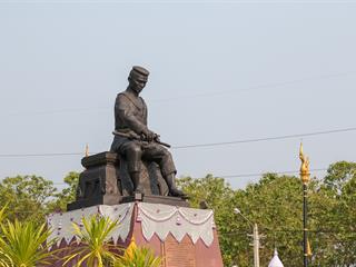 มหาวิทยาลัยพะเยา,นำโดย,ศาสตราจารย์พิเศษ,ดร.มณฑล,สงวนเสริมศรี,อธิการบดีมหาวิทยาลัยพะเยา,พร้อมด้วยคณะผู้บริหาร,คณาจารย์,เจ้าหน้าที่,,เข้าร่วมพิธีวางพวงมาลาถวายราชสักการะ,วันคล้ายวันสวรรคตสมเด็จพระนเรศวรมหาราช,ประจำปี,2561,
