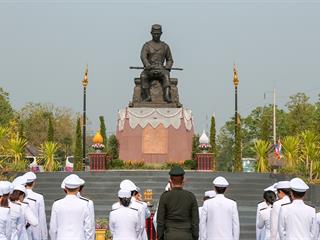 มหาวิทยาลัยพะเยา,นำโดย,ศาสตราจารย์พิเศษ,ดร.มณฑล,สงวนเสริมศรี,อธิการบดีมหาวิทยาลัยพะเยา,พร้อมด้วยคณะผู้บริหาร,คณาจารย์,เจ้าหน้าที่,,เข้าร่วมพิธีวางพวงมาลาถวายราชสักการะ,วันคล้ายวันสวรรคตสมเด็จพระนเรศวรมหาราช,ประจำปี,2561,