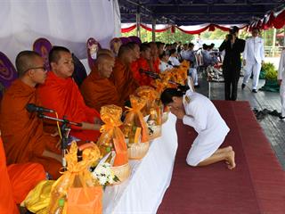 มหาวิทยาลัยพะเยา,นำโดย,ศาสตราจารย์พิเศษ,ดร.มณฑล,สงวนเสริมศรี,อธิการบดีมหาวิทยาลัยพะเยา,พร้อมด้วยคณะผู้บริหาร,คณาจารย์,เจ้าหน้าที่,,เข้าร่วมพิธีวางพวงมาลาถวายราชสักการะ,วันคล้ายวันสวรรคตสมเด็จพระนเรศวรมหาราช,ประจำปี,2561,