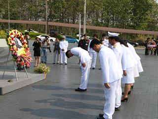 มหาวิทยาลัยพะเยา,นำโดย,ศาสตราจารย์พิเศษ,ดร.มณฑล,สงวนเสริมศรี,อธิการบดีมหาวิทยาลัยพะเยา,พร้อมด้วยคณะผู้บริหาร,คณาจารย์,เจ้าหน้าที่,,เข้าร่วมพิธีวางพวงมาลาถวายราชสักการะ,วันคล้ายวันสวรรคตสมเด็จพระนเรศวรมหาราช,ประจำปี,2561,