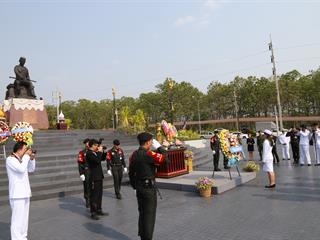 มหาวิทยาลัยพะเยา,นำโดย,ศาสตราจารย์พิเศษ,ดร.มณฑล,สงวนเสริมศรี,อธิการบดีมหาวิทยาลัยพะเยา,พร้อมด้วยคณะผู้บริหาร,คณาจารย์,เจ้าหน้าที่,,เข้าร่วมพิธีวางพวงมาลาถวายราชสักการะ,วันคล้ายวันสวรรคตสมเด็จพระนเรศวรมหาราช,ประจำปี,2561,
