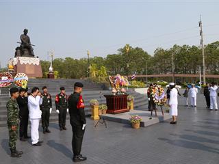 มหาวิทยาลัยพะเยา,นำโดย,ศาสตราจารย์พิเศษ,ดร.มณฑล,สงวนเสริมศรี,อธิการบดีมหาวิทยาลัยพะเยา,พร้อมด้วยคณะผู้บริหาร,คณาจารย์,เจ้าหน้าที่,,เข้าร่วมพิธีวางพวงมาลาถวายราชสักการะ,วันคล้ายวันสวรรคตสมเด็จพระนเรศวรมหาราช,ประจำปี,2561,