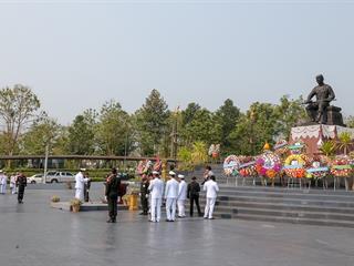 มหาวิทยาลัยพะเยา,นำโดย,ศาสตราจารย์พิเศษ,ดร.มณฑล,สงวนเสริมศรี,อธิการบดีมหาวิทยาลัยพะเยา,พร้อมด้วยคณะผู้บริหาร,คณาจารย์,เจ้าหน้าที่,,เข้าร่วมพิธีวางพวงมาลาถวายราชสักการะ,วันคล้ายวันสวรรคตสมเด็จพระนเรศวรมหาราช,ประจำปี,2561,