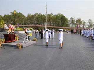มหาวิทยาลัยพะเยา,นำโดย,ศาสตราจารย์พิเศษ,ดร.มณฑล,สงวนเสริมศรี,อธิการบดีมหาวิทยาลัยพะเยา,พร้อมด้วยคณะผู้บริหาร,คณาจารย์,เจ้าหน้าที่,,เข้าร่วมพิธีวางพวงมาลาถวายราชสักการะ,วันคล้ายวันสวรรคตสมเด็จพระนเรศวรมหาราช,ประจำปี,2561,