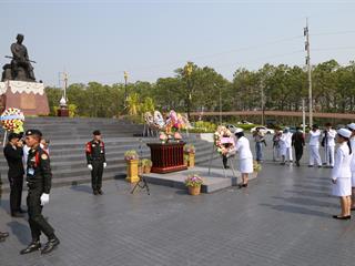 มหาวิทยาลัยพะเยา,นำโดย,ศาสตราจารย์พิเศษ,ดร.มณฑล,สงวนเสริมศรี,อธิการบดีมหาวิทยาลัยพะเยา,พร้อมด้วยคณะผู้บริหาร,คณาจารย์,เจ้าหน้าที่,,เข้าร่วมพิธีวางพวงมาลาถวายราชสักการะ,วันคล้ายวันสวรรคตสมเด็จพระนเรศวรมหาราช,ประจำปี,2561,