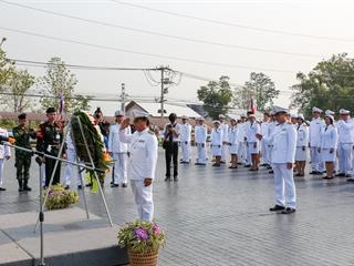 มหาวิทยาลัยพะเยา,นำโดย,ศาสตราจารย์พิเศษ,ดร.มณฑล,สงวนเสริมศรี,อธิการบดีมหาวิทยาลัยพะเยา,พร้อมด้วยคณะผู้บริหาร,คณาจารย์,เจ้าหน้าที่,,เข้าร่วมพิธีวางพวงมาลาถวายราชสักการะ,วันคล้ายวันสวรรคตสมเด็จพระนเรศวรมหาราช,ประจำปี,2561,