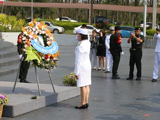 มหาวิทยาลัยพะเยา,นำโดย,ศาสตราจารย์พิเศษ,ดร.มณฑล,สงวนเสริมศรี,อธิการบดีมหาวิทยาลัยพะเยา,พร้อมด้วยคณะผู้บริหาร,คณาจารย์,เจ้าหน้าที่,,เข้าร่วมพิธีวางพวงมาลาถวายราชสักการะ,วันคล้ายวันสวรรคตสมเด็จพระนเรศวรมหาราช,ประจำปี,2561,