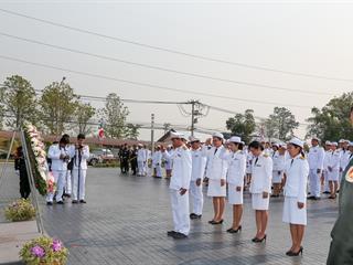 มหาวิทยาลัยพะเยา,นำโดย,ศาสตราจารย์พิเศษ,ดร.มณฑล,สงวนเสริมศรี,อธิการบดีมหาวิทยาลัยพะเยา,พร้อมด้วยคณะผู้บริหาร,คณาจารย์,เจ้าหน้าที่,,เข้าร่วมพิธีวางพวงมาลาถวายราชสักการะ,วันคล้ายวันสวรรคตสมเด็จพระนเรศวรมหาราช,ประจำปี,2561,