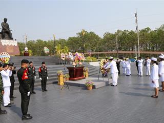 มหาวิทยาลัยพะเยา,นำโดย,ศาสตราจารย์พิเศษ,ดร.มณฑล,สงวนเสริมศรี,อธิการบดีมหาวิทยาลัยพะเยา,พร้อมด้วยคณะผู้บริหาร,คณาจารย์,เจ้าหน้าที่,,เข้าร่วมพิธีวางพวงมาลาถวายราชสักการะ,วันคล้ายวันสวรรคตสมเด็จพระนเรศวรมหาราช,ประจำปี,2561,