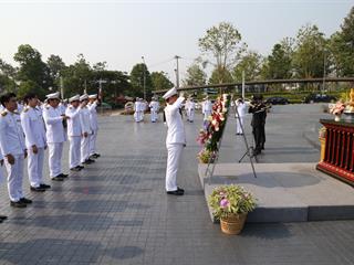 มหาวิทยาลัยพะเยา,นำโดย,ศาสตราจารย์พิเศษ,ดร.มณฑล,สงวนเสริมศรี,อธิการบดีมหาวิทยาลัยพะเยา,พร้อมด้วยคณะผู้บริหาร,คณาจารย์,เจ้าหน้าที่,,เข้าร่วมพิธีวางพวงมาลาถวายราชสักการะ,วันคล้ายวันสวรรคตสมเด็จพระนเรศวรมหาราช,ประจำปี,2561,
