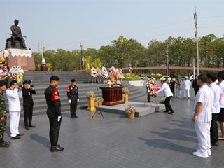 มหาวิทยาลัยพะเยา,นำโดย,ศาสตราจารย์พิเศษ,ดร.มณฑล,สงวนเสริมศรี,อธิการบดีมหาวิทยาลัยพะเยา,พร้อมด้วยคณะผู้บริหาร,คณาจารย์,เจ้าหน้าที่,,เข้าร่วมพิธีวางพวงมาลาถวายราชสักการะ,วันคล้ายวันสวรรคตสมเด็จพระนเรศวรมหาราช,ประจำปี,2561,