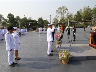 มหาวิทยาลัยพะเยา,นำโดย,ศาสตราจารย์พิเศษ,ดร.มณฑล,สงวนเสริมศรี,อธิการบดีมหาวิทยาลัยพะเยา,พร้อมด้วยคณะผู้บริหาร,คณาจารย์,เจ้าหน้าที่,,เข้าร่วมพิธีวางพวงมาลาถวายราชสักการะ,วันคล้ายวันสวรรคตสมเด็จพระนเรศวรมหาราช,ประจำปี,2561,