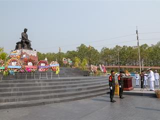 มหาวิทยาลัยพะเยา,นำโดย,ศาสตราจารย์พิเศษ,ดร.มณฑล,สงวนเสริมศรี,อธิการบดีมหาวิทยาลัยพะเยา,พร้อมด้วยคณะผู้บริหาร,คณาจารย์,เจ้าหน้าที่,,เข้าร่วมพิธีวางพวงมาลาถวายราชสักการะ,วันคล้ายวันสวรรคตสมเด็จพระนเรศวรมหาราช,ประจำปี,2561,
