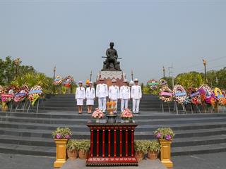 มหาวิทยาลัยพะเยา,นำโดย,ศาสตราจารย์พิเศษ,ดร.มณฑล,สงวนเสริมศรี,อธิการบดีมหาวิทยาลัยพะเยา,พร้อมด้วยคณะผู้บริหาร,คณาจารย์,เจ้าหน้าที่,,เข้าร่วมพิธีวางพวงมาลาถวายราชสักการะ,วันคล้ายวันสวรรคตสมเด็จพระนเรศวรมหาราช,ประจำปี,2561,