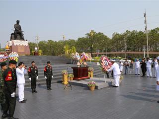 มหาวิทยาลัยพะเยา,นำโดย,ศาสตราจารย์พิเศษ,ดร.มณฑล,สงวนเสริมศรี,อธิการบดีมหาวิทยาลัยพะเยา,พร้อมด้วยคณะผู้บริหาร,คณาจารย์,เจ้าหน้าที่,,เข้าร่วมพิธีวางพวงมาลาถวายราชสักการะ,วันคล้ายวันสวรรคตสมเด็จพระนเรศวรมหาราช,ประจำปี,2561,