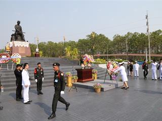 มหาวิทยาลัยพะเยา,นำโดย,ศาสตราจารย์พิเศษ,ดร.มณฑล,สงวนเสริมศรี,อธิการบดีมหาวิทยาลัยพะเยา,พร้อมด้วยคณะผู้บริหาร,คณาจารย์,เจ้าหน้าที่,,เข้าร่วมพิธีวางพวงมาลาถวายราชสักการะ,วันคล้ายวันสวรรคตสมเด็จพระนเรศวรมหาราช,ประจำปี,2561,